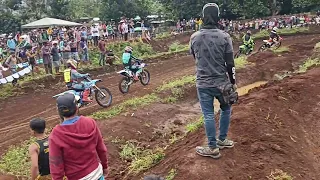 Hindi binigyan ni Clang2x Abarabar si Long2 Barba sa final Novice Production Lantapan Motocross