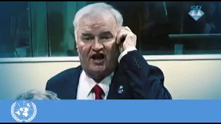 Ратко Младича вывели из зала суда в Гааге за непристойное поведение.