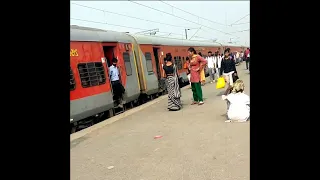 चलती ट्रेन में किन्नरों ने महिला की बचाई जानन, वीडियो मे देखे | The Train Fact #shorts #train