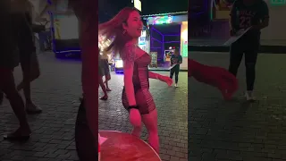 Транс наслаждается ночной жизнью Паттайи Тайланд / Trans dance in Pattaya Thailand