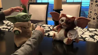 Baby Yoda Grogu meets Gizmo from Gremlins for the first time