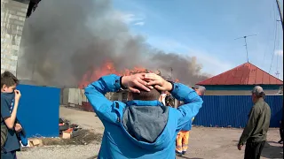 Сильный пожар 25 04 2021 в посёлке Южном Омск задето шесть домов два сгорело полностью. Жертв нет.