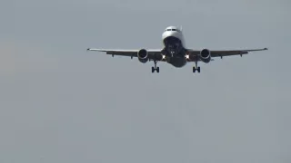 British Airways Airbus A319-131 G-EUPO BA727 landing at Heathrow Airport