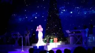 Mariah Carey performs Hark! The Herald Angels Sing / Gloria (In Excelsis Deo)
