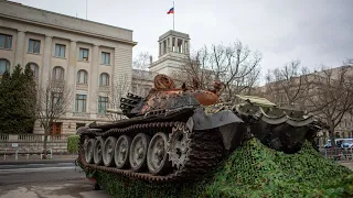 Panzerwrack vor russischer Botschaft in Berlin