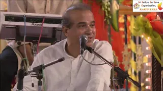 Giridhara Govinda Gopala by Shri. Suresh Wadkar & team at Brindavan | Sai Bhajans