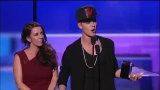 Justin Bieber Wins Artist of Year - AMA 2012