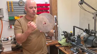 Olivier Mory explique comment on fait des roues dans son atelier