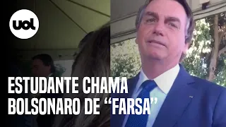 Estudante chama Bolsonaro de ‘farsa’ no 'cercadinho' e é retirada por seguranças