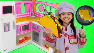 Emma La Cocinera Juega con su Cocina de Juguete y Hace Pizzas, Hambuguesas y Tacos