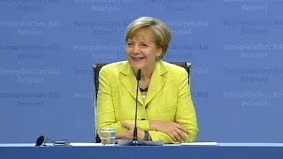 Von Kollegen im Stich gelassen: Journalist singt alleine für Angela Merkel