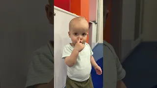 Мыльные пузыри у малыша #cute #baby #bubbles мультик на занятиях в развивающем центре