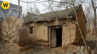 The boy discovers an abandoned house, he renovates it and survival alone in the forest