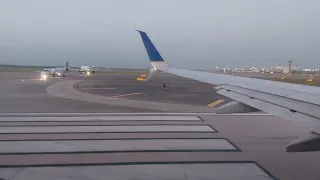 United Airlines Boeing 737-900 Takeoff from Houston George Bush Intercontinental Airport(IAH)