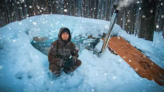 ДОМ ПОД ЗЕМЛЕЙ. ПОКРАСИЛ ДВЕРИ В ЗЕМЛЯНКЕ. ЭКСПЕРИМЕНТ С ЛАКОМ. СЫТНЫЙ УЖИН НА ПЕЧИ. 23 СЕРИЯ.