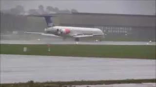 SAS McDonnell Douglas MD-82 (LN-RMM) at (SVG) in heavy wind and rain [1080p]