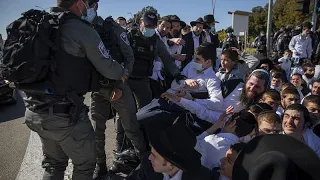 ویدئو؛ درگیری پلیس با یهودیان ارتدوکس تندرو در اسرائیل بر سر رعایت محدودیت‌ها