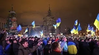 People sing the anthem of Ukraine (Майдан,2 часа ночи, 8 декабря, 2013)