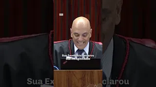 Alexandre de Moraes, presidente do TSE, lê a sentença parcial que torna Bolsonaro inelegível