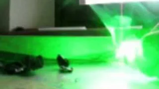 200mW grüner Laser brennt Papier