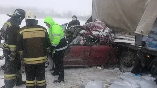 «Снежный ад»: в массовых ДТП на обледенелой трассе в Волгоградской области гибнут люди