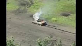Боевики ВСУ в шоке бросили горящий танк