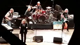 Patti Smith borrows Ukrainian flag from fan. Prague, 19.7.2022