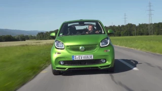 smart fortwo cabrio electric drive electric green Driving in the country | AutoMotoTV
