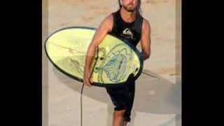 Eddie Vedder surfs (pics mix)