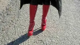 high heels queen in rote Stiefel