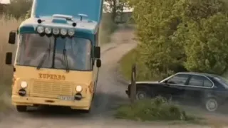 Столетний старик, который вылез в окно и исчез (2013) car chase scene