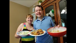 Padre Adam Kotas 🔔Haciéndole guacamole🥑A mi mamá 💗 y ella haciéndome caldo de res con Mucho Amor!💗🙌💗