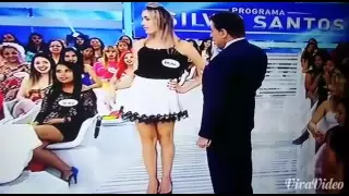 Silvio Santos levanta saia de convidada.