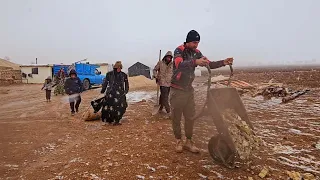 Nomadic life in Iran.❄️🥶  Grandmother's family unity in doing daily chores on a snowy day