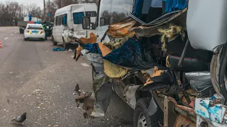 В Днепре на Космической стрела манипулятора «распорола» две маршрутки с пассажирами