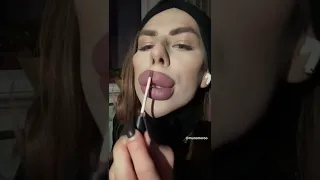 Pürüzsüz ruj sürerim.(I’m make up artist.)