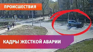 Кадры жесткой аварии на улице Ленина в городе Ясный Оренбургской области