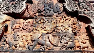 Демон Равана раскачивает Кайлас.Барельефы храма Бантэй срэй Ангкор, Камбоджа