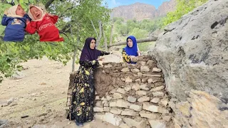 Lonely women: building a hut to live and take care of twins in the desert