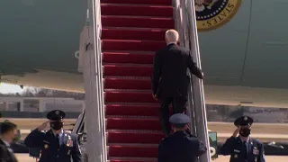 Pres. Biden trips on ramp to Air Force One