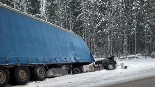 Массовая авария с тремя перевернувшимися на трассе в Вологодской области