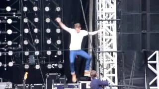 Kaiser Chiefs - I Predict A Riot (Ricky is climbing on stage) - Emirates Stadium - London - 01.06.13