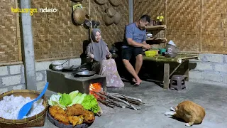 masak bareng suami,bikin ayam geprek, lalapan, makan bersama keluarga,masak di desa