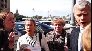 Валерий Гартунг и Сергей Митрохин беседуют с участниками митинга против реновации
