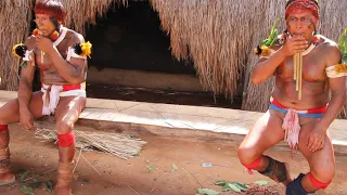 Waujá: playing flutes