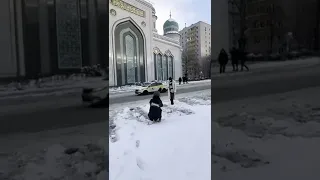 Девушка в нижнем белье на фоне мечети