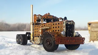 1956 Peterbilt 281 из металлического конструктора