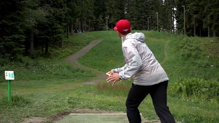 Paul McBeth tee shot (slow motion) on Hole 16 @ Puijo DiscGolf, Kuopio, Finland