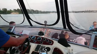 UberBoat девушка танцует на яхте в Киеве