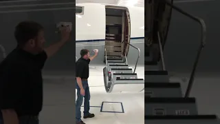 Challenger 300 Main Door Close Outside